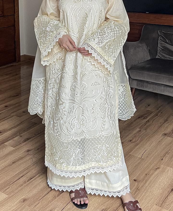 3PC LAWN HEAVY EMBROIDERED SHIRT WITH ORGANZA EMBROIDERED DUPATTA AND TROUSER-BIC-4799
